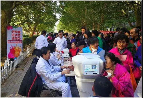 4慈銘進(jìn)社區(qū)義診現(xiàn)場火爆.jpg