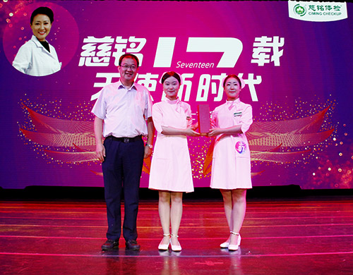 慈銘集團聯席總裁兼北京公司總經理韓圣群為一等獎獲得者——亞運村分院張歌、李杉杉頒獎圖片.jpg 慈銘集團聯席總裁兼北京公司總經理韓圣群為一等獎獲得者——亞運村分院張歌、李杉杉頒獎圖片.jpg