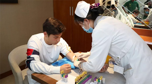 13慈銘奧亞醫(yī)護(hù)人員給中赫國(guó)安球員采血4.jpg