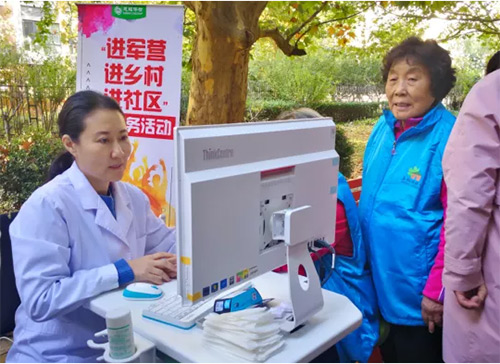 2韓小紅博士帶領慈銘醫(yī)生團隊進社區(qū)義診.jpg 2韓小紅博士帶領慈銘醫(yī)生團隊進社區(qū)義診.jpg