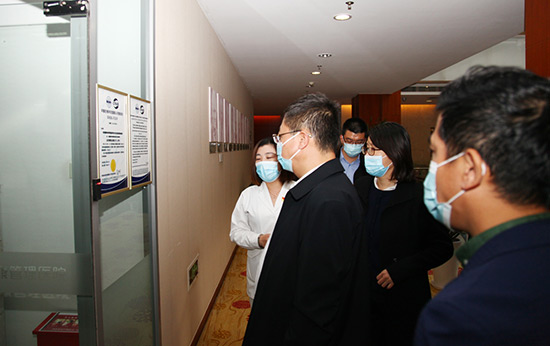 2常司長參觀醫(yī)學(xué)檢驗(yàn)中心.jpg